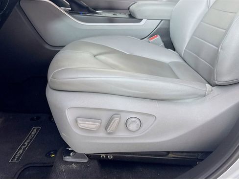 Used 2020 Toyota Highlander XLE FWD image 23