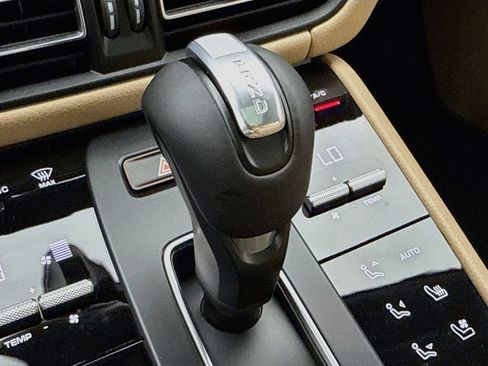 Certified 2025 Porsche Macan AWD/4WD image 21