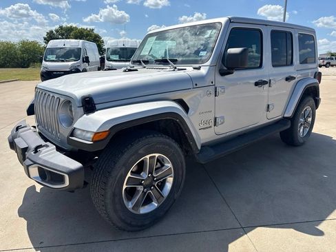 Used 2022 Jeep Wrangler Unlimited Sahara w/ Cold Weather Group AWD/4WD image 3