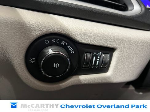 Used 2024 Chrysler Pacifica Touring-L FWD image 17