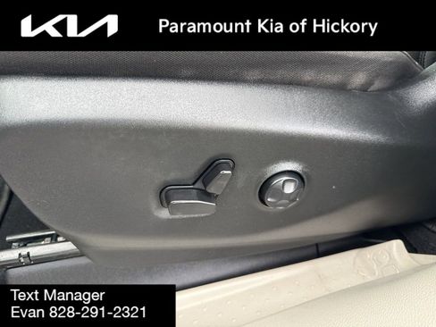 Used 2023 Chrysler Voyager LX image 18