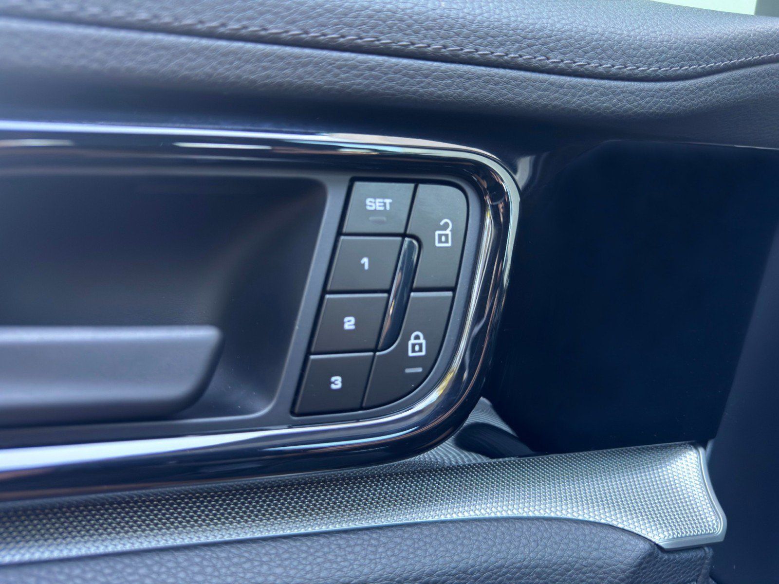 Used 2025 Porsche Panamera image 18
