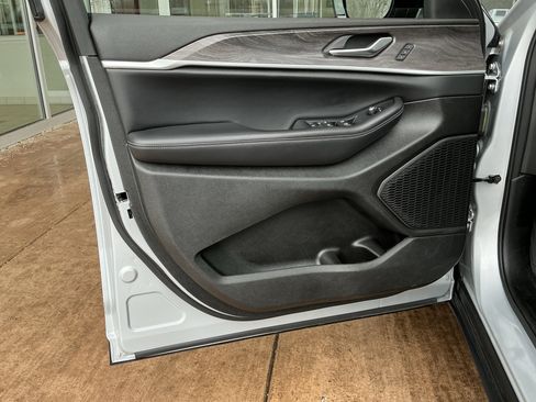 Used 2023 Jeep Grand Cherokee Limited image 14