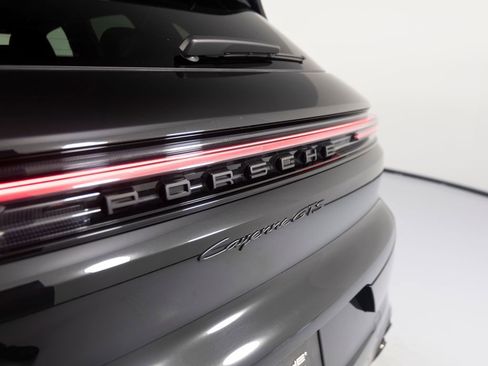 Certified 2025 Porsche Cayenne GTS AWD/4WD image 37