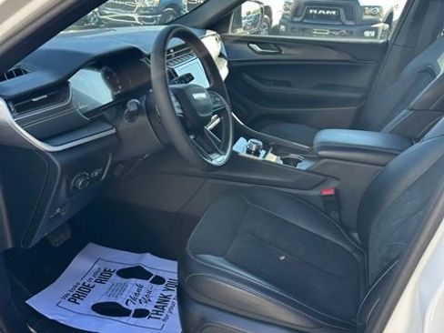 Certified 2025 Jeep Grand Cherokee Altitude image 23