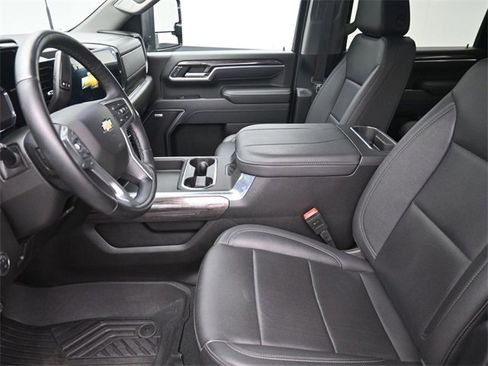 Used 2025 Chevrolet Silverado 2500 LTZ w/ LTZ Convenience Package image 16