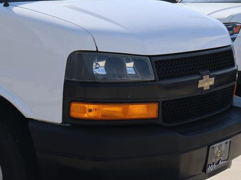 Used 2018 Chevrolet Express 2500 image 29