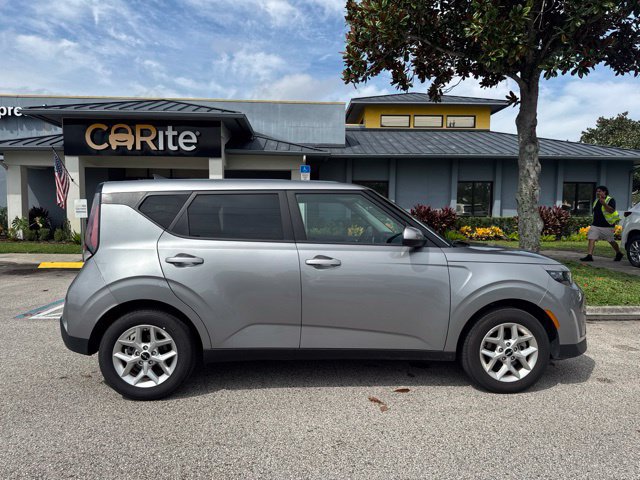Used 2025 Kia Soul LX w/ LX Technology Package FWD image 8