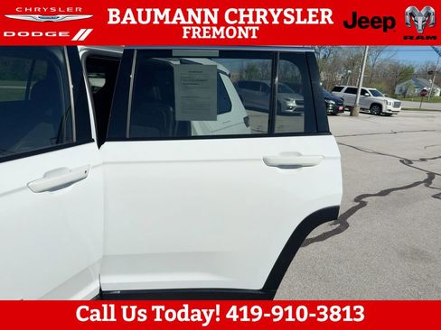 Used 2023 Jeep Grand Cherokee L Laredo w/ Luxury Tech Group I AWD/4WD image 15