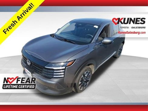 Used 2025 Nissan Kicks SV image 1