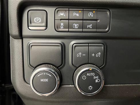 Used 2025 Chevrolet Suburban LT RWD image 53