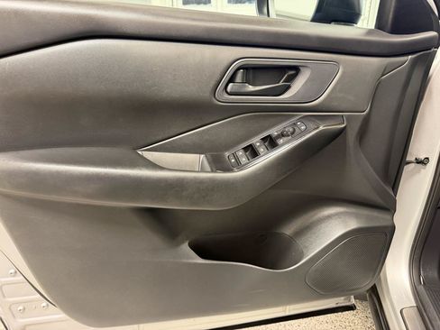 Used 2024 Nissan Rogue S FWD image 12