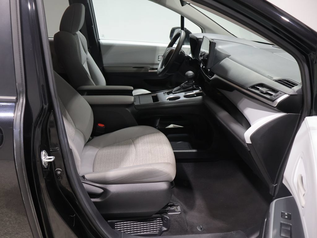 Used 2025 Toyota Sienna LE FWD image 21