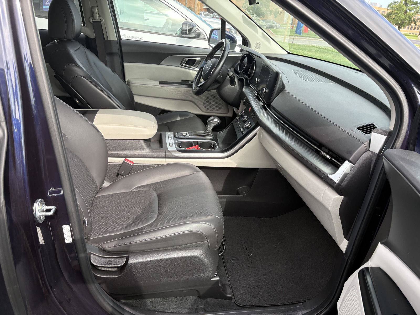 Used 2023 Kia Carnival LX FWD image 17