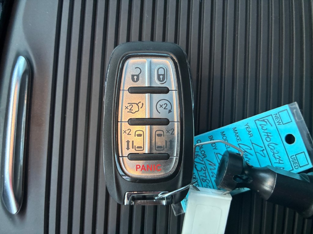 Used 2022 Chrysler Pacifica Limited w/ Uconnect Theater Family Group FWD image 33