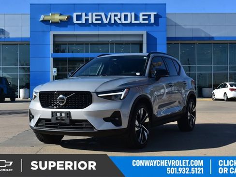 Used 2025 Volvo XC40 B5 Plus image 1