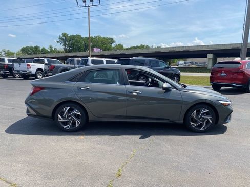 New 2025 Hyundai Elantra Limited FWD image 8