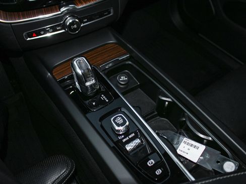 Used 2019 Volvo XC60 T8 Inscription w/ Advanced Package image 26