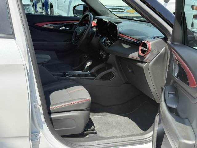 Used 2025 Chevrolet TrailBlazer RS w/ Convenience Package FWD image 17