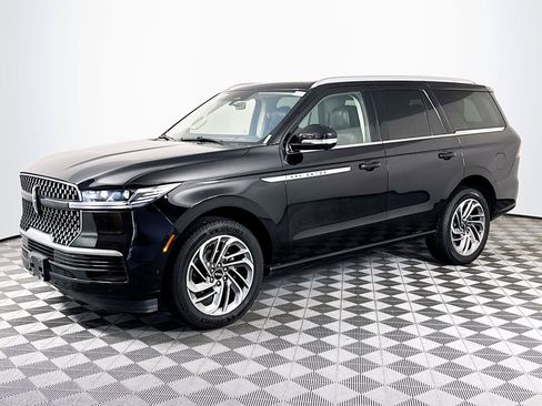 Used 2025 Lincoln Navigator Reserve AWD/4WD image 4