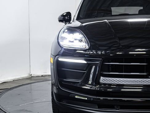 Certified 2025 Porsche Macan image 12