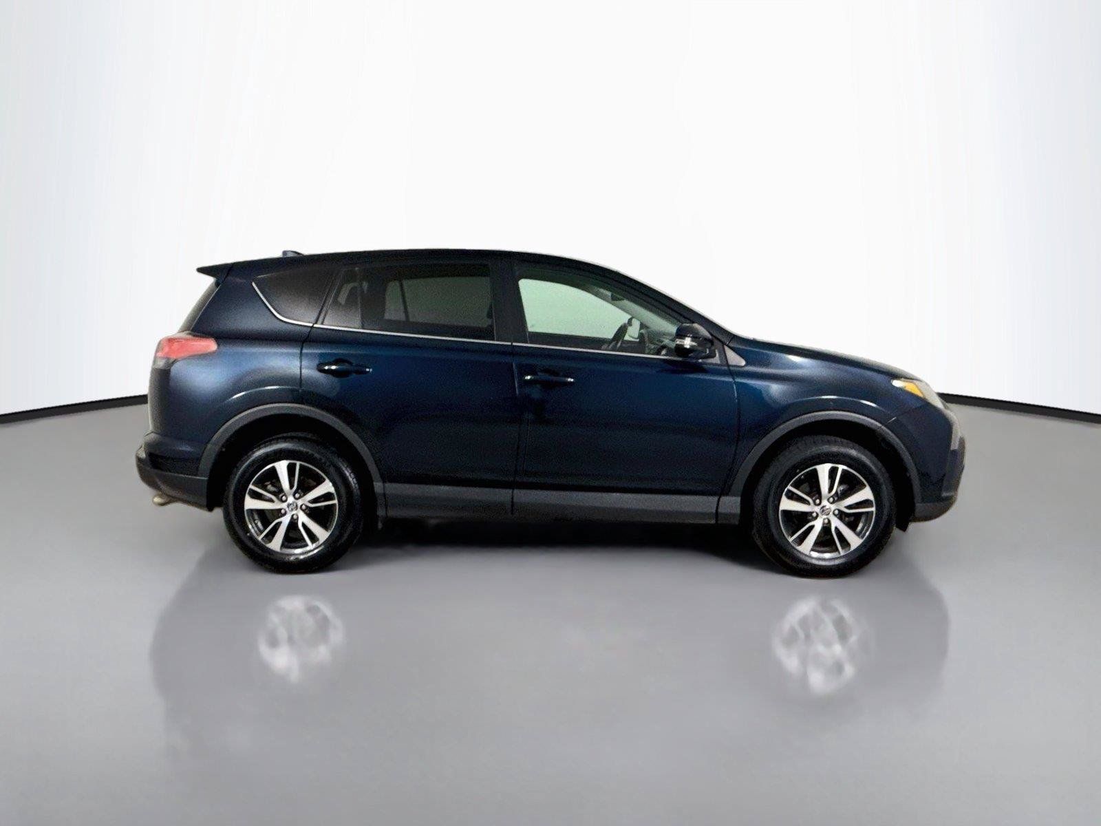 Used 2018 Toyota RAV4 XLE AWD/4WD image 17