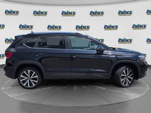 Used 2024 Volkswagen Taos SE w/ Panoramic Sunroof Package FWD image 4