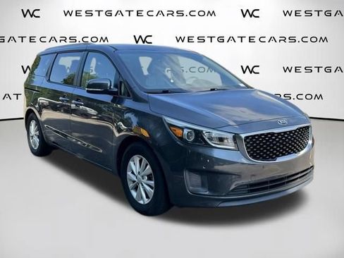 Used 2017 Kia Sedona LX w/ LX Essentials Premium Package FWD image 4