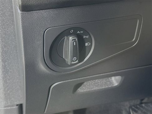 Used 2024 Volkswagen Tiguan SE image 10