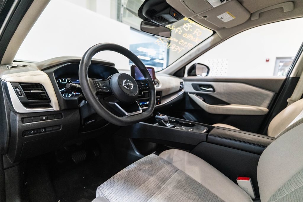 Used 2023 Nissan Rogue SV FWD image 4