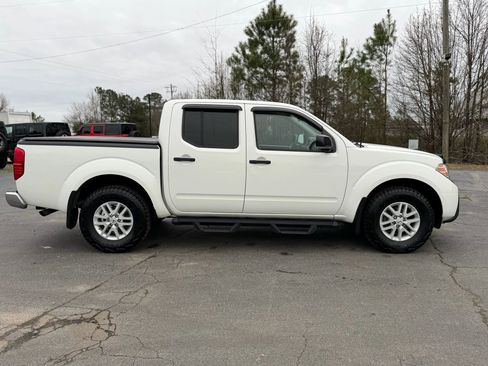 Used 2019 Nissan Frontier SV image 6