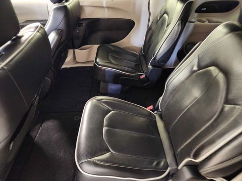 Used 2023 Chrysler Pacifica Limited FWD image 30