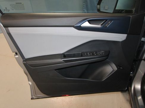 Used 2024 Volkswagen Taos SE image 5