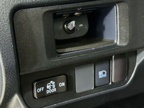 Used 2019 Toyota Tacoma SR w/ SR Convenience Package image 9