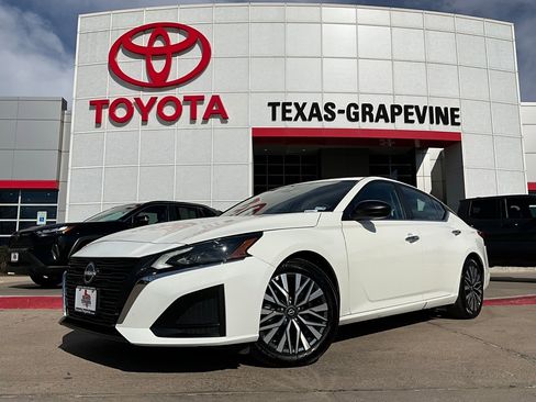 Used 2025 Nissan Altima 2.5 SV image 2