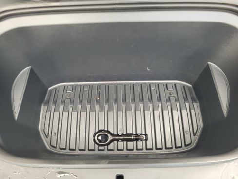 Used 2024 Tesla Model Y Long Range RWD image 30