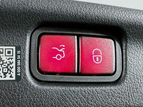 Used 2025 Mercedes-Benz C 300 4MATIC Sedan image 29