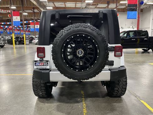 Used 2018 Jeep Wrangler Unlimited Sahara image 4
