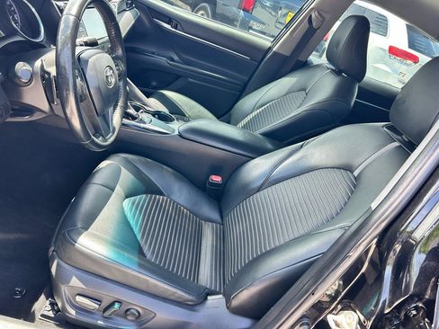 Used 2019 Toyota Camry SE FWD image 6