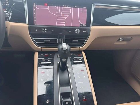 Used 2024 Porsche Macan image 9