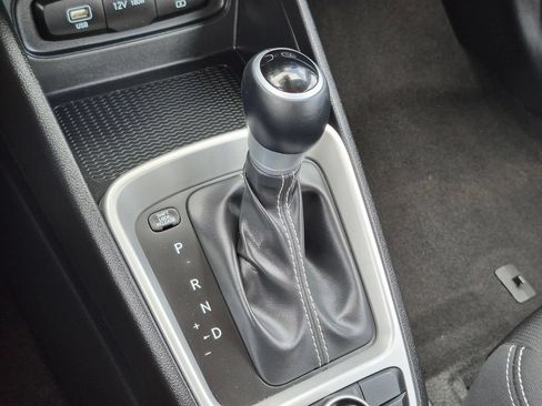 Used 2025 Hyundai Venue SEL FWD image 19