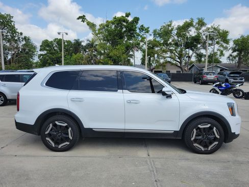 Certified 2023 Kia Telluride S image 3