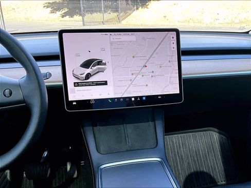Used 2022 Tesla Model Y Long Range image 9