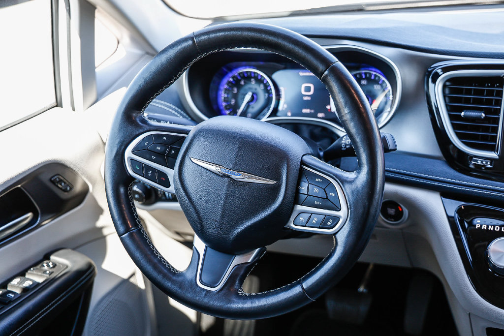 Used 2021 Chrysler Pacifica Touring-L FWD image 20