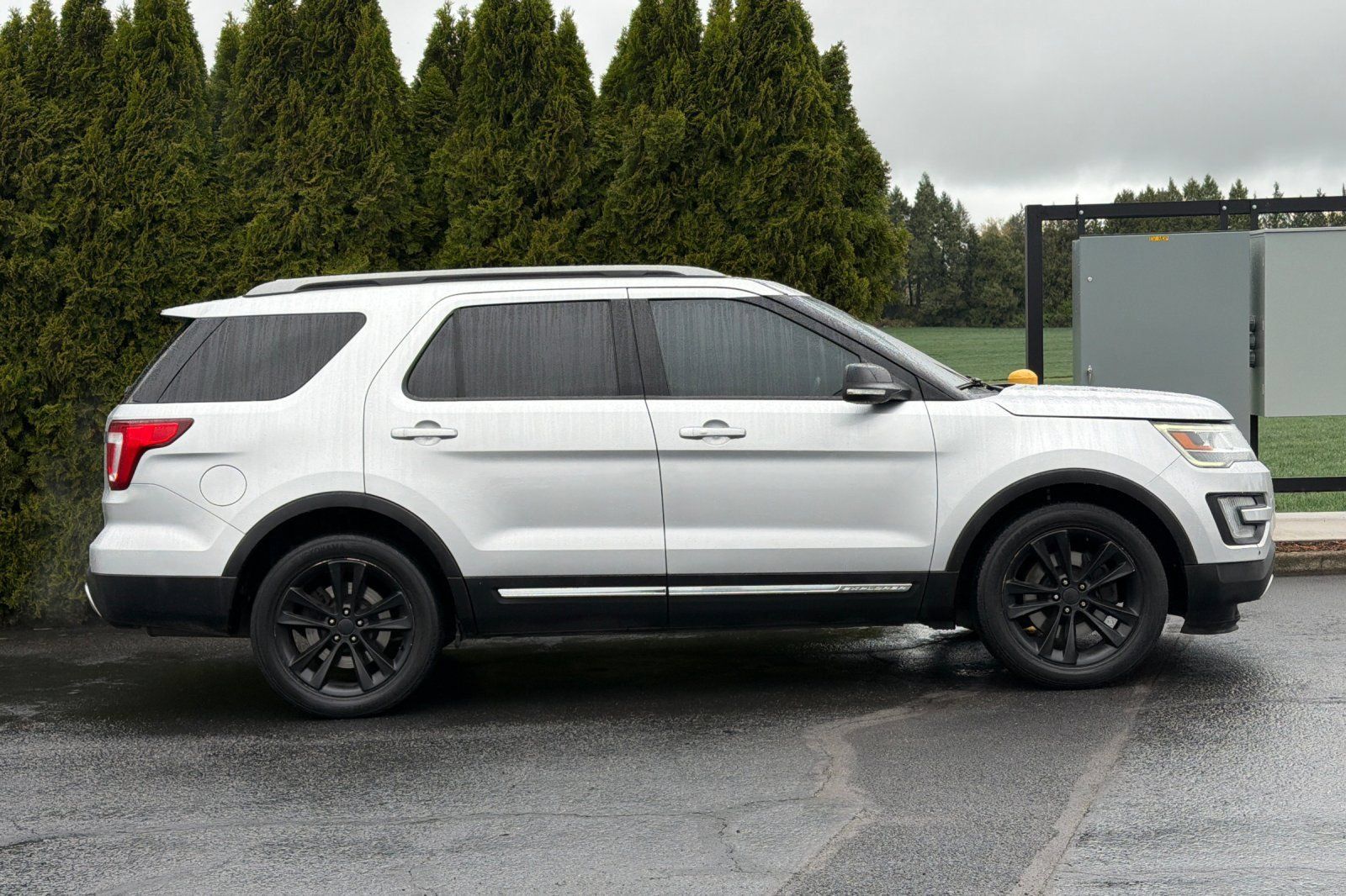 Used 2017 Ford Explorer XLT w/ Equipment Group 202A FWD image 3