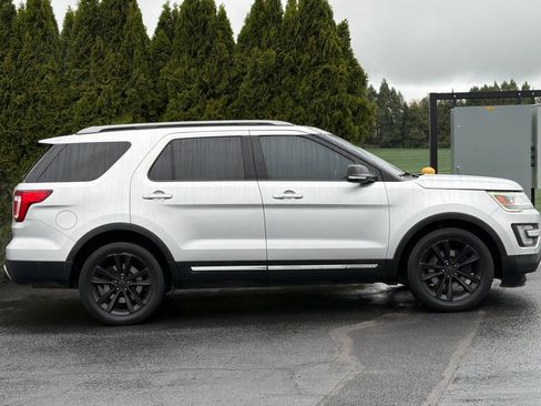 Used 2017 Ford Explorer XLT w/ Equipment Group 202A FWD image 3