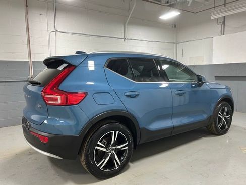 Used 2025 Volvo XC40 B5 Core image 3
