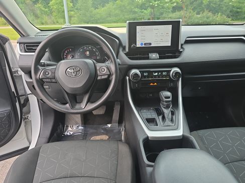 Used 2024 Toyota RAV4 XLE AWD/4WD image 17
