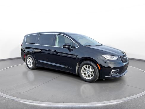 Used 2024 Chrysler Pacifica Touring-L FWD image 2