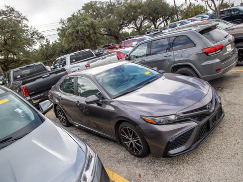 Used 2021 Toyota Camry SE image 7